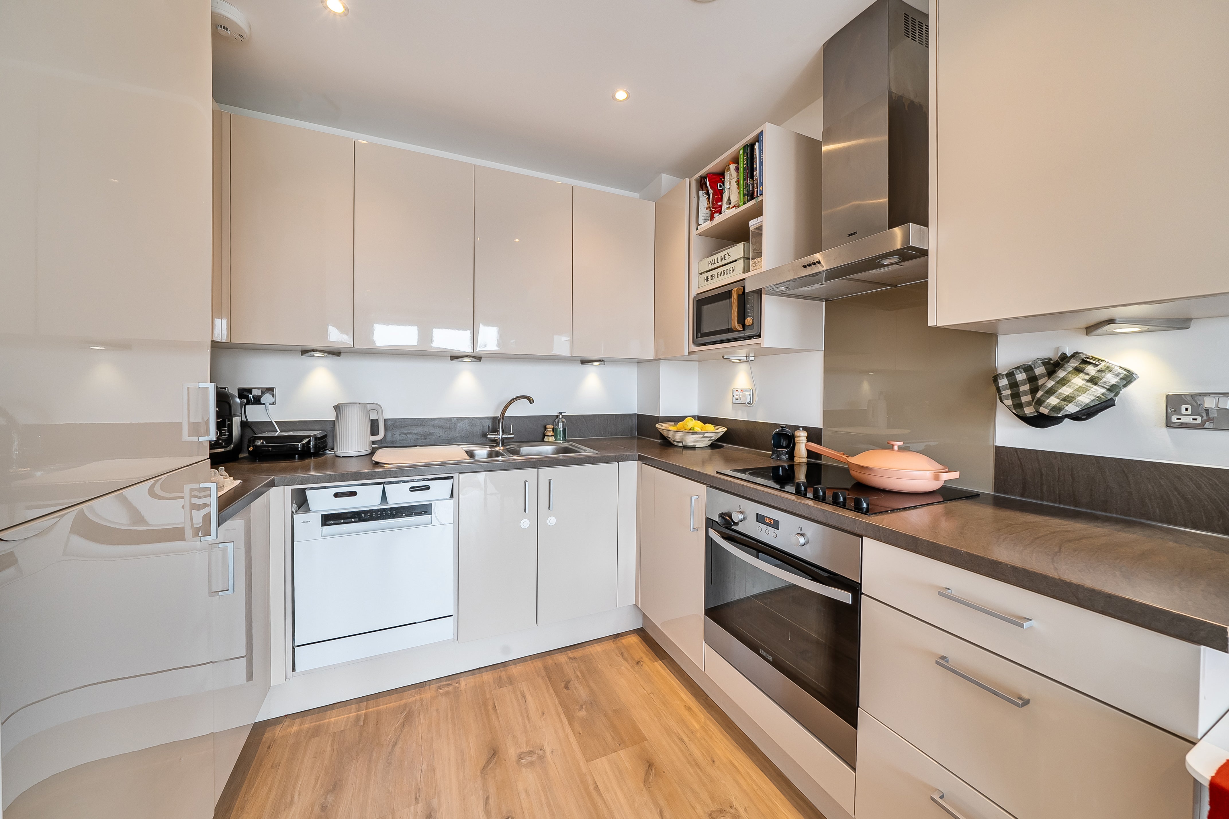Flat Juniper Drive in Greater London