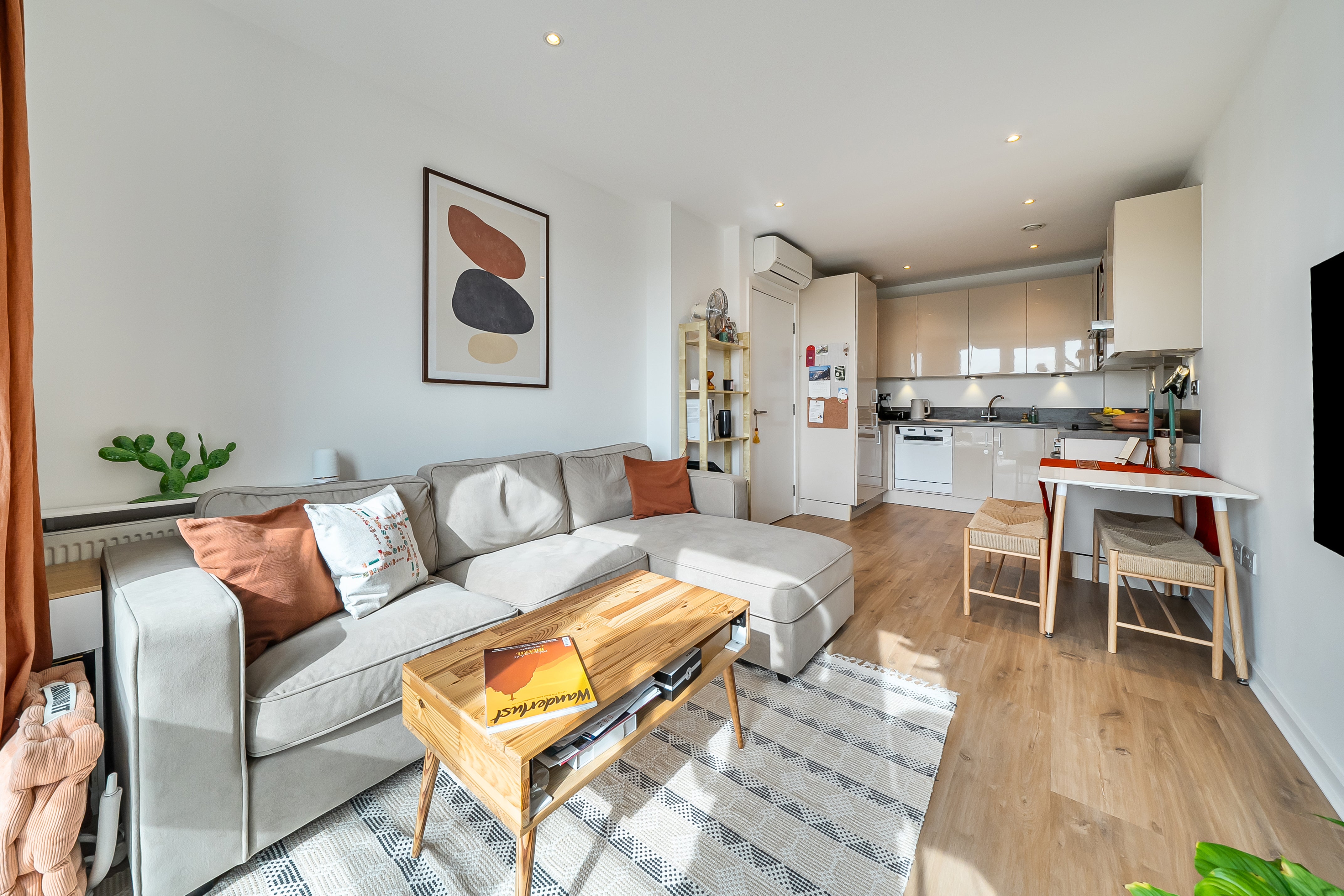 Flat Juniper Drive in Greater London