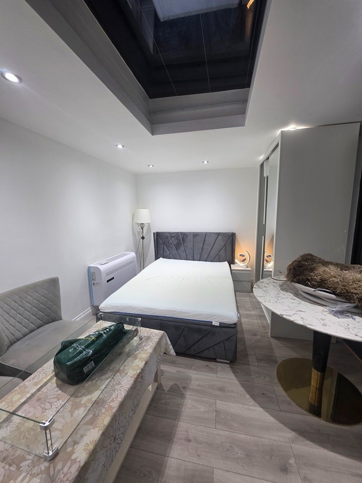 Room Lanigan Drive in Greater London