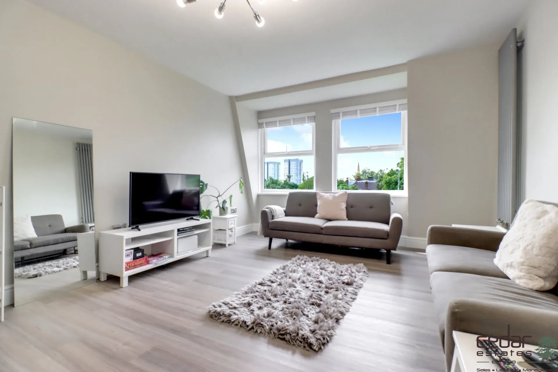 Flat Cleve Road in Greater London