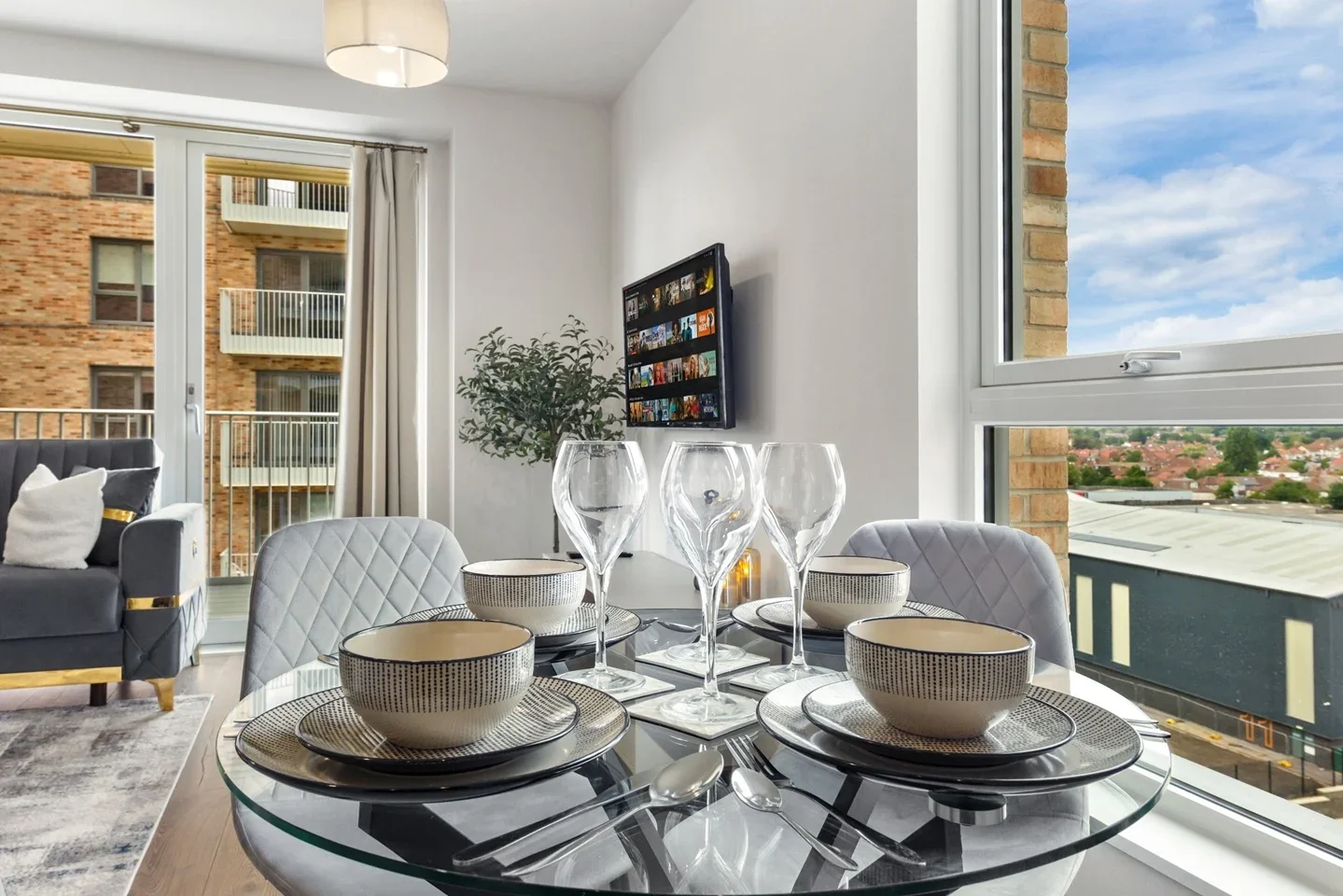 Flat Barratt Way in Greater London