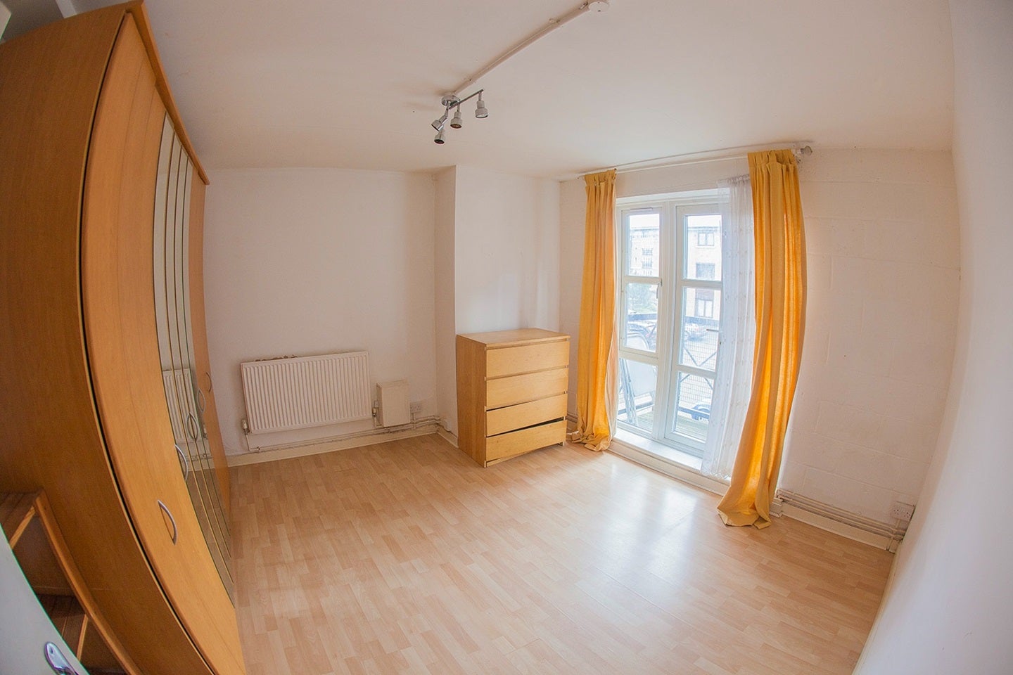 Flat Hawgood Street in Greater London