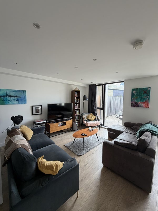 Room Forrester Way in Greater London