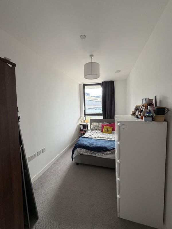 Room Forrester Way in Greater London