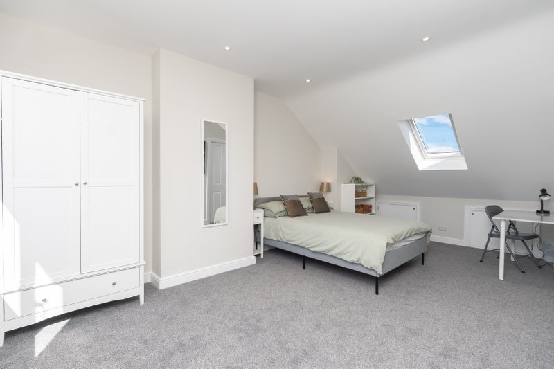 Room Harrowdene Road in Bristol