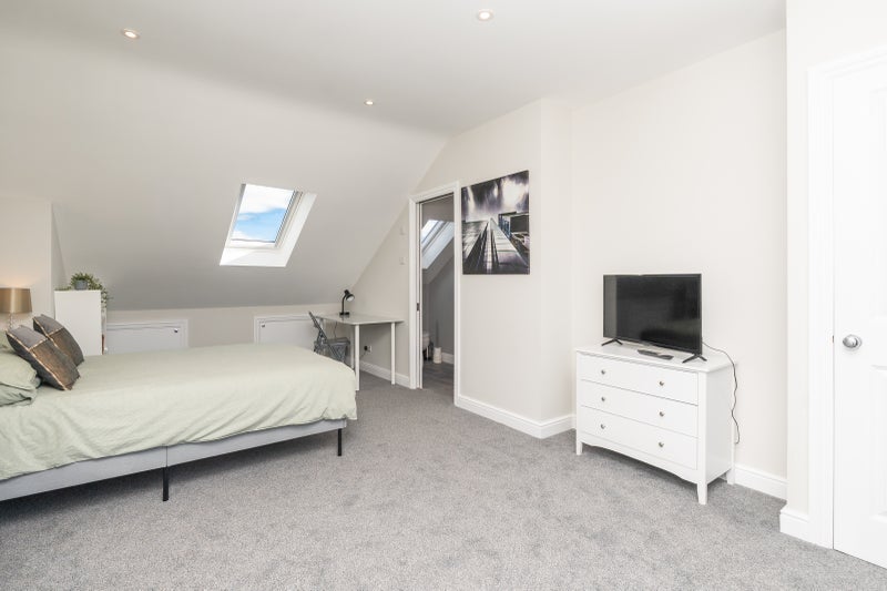 Room Harrowdene Road in Bristol