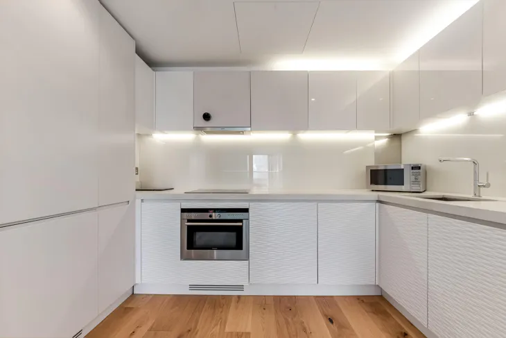 Flat Pan Peninsula Square in Greater London