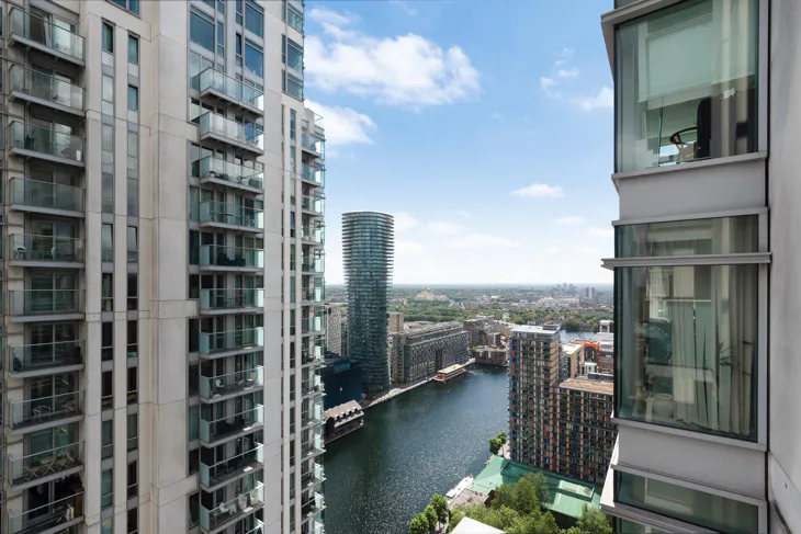Flat Pan Peninsula Square in Greater London