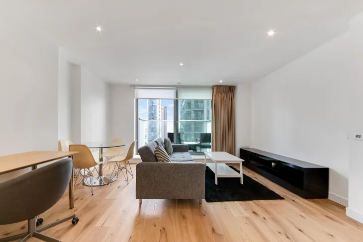 Flat Pan Peninsula Square in Greater London