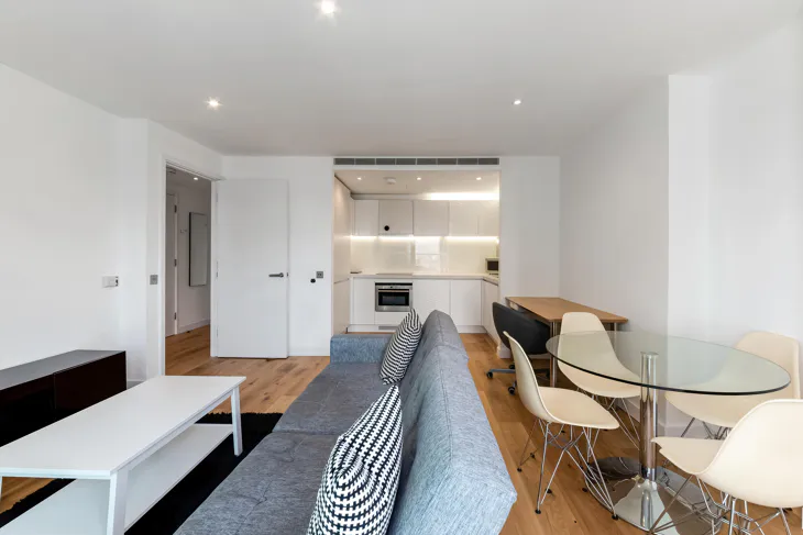 Flat Pan Peninsula Square in Greater London