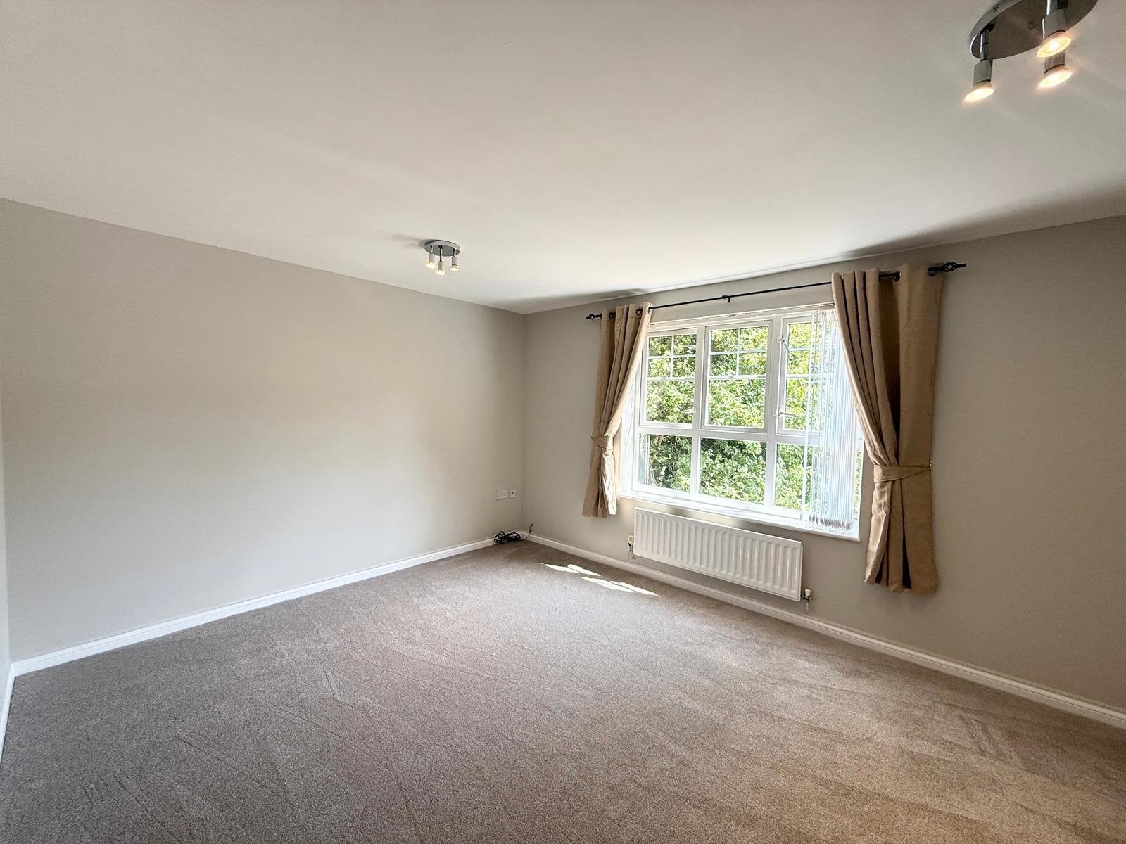 Flat Oldfield Lane in Leeds