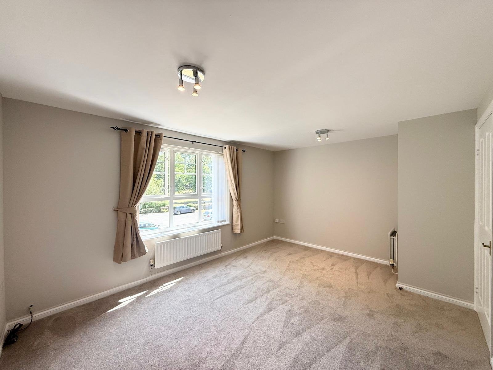 Flat Oldfield Lane in Leeds