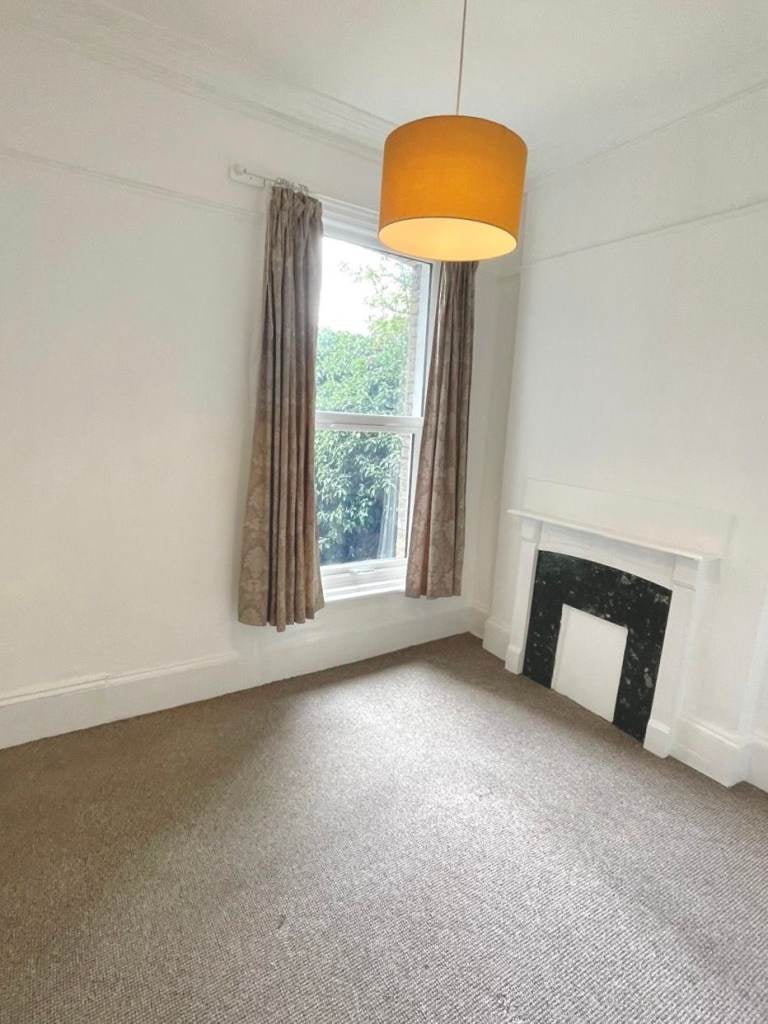 Flat Woodside Road in Greater London