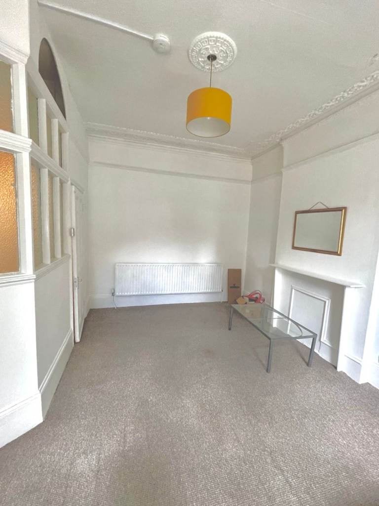 Flat Woodside Road in Greater London