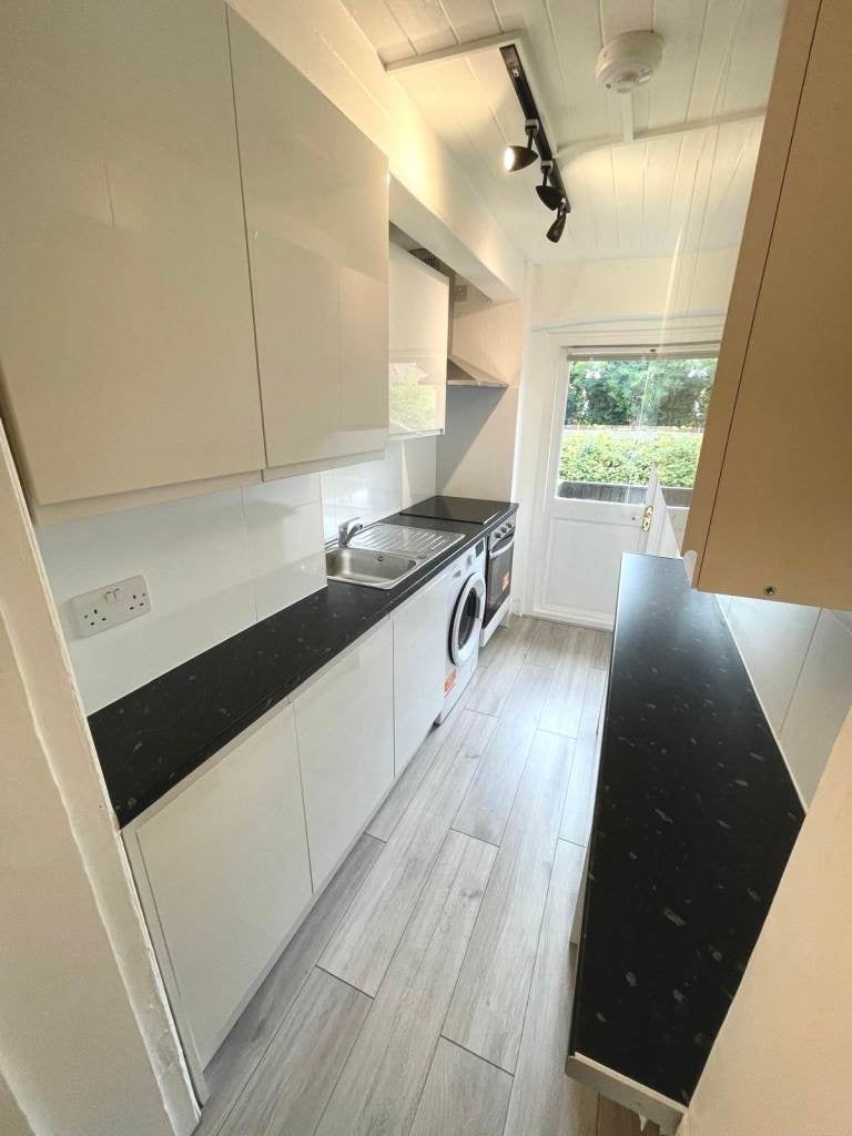 Flat Woodside Road in Greater London