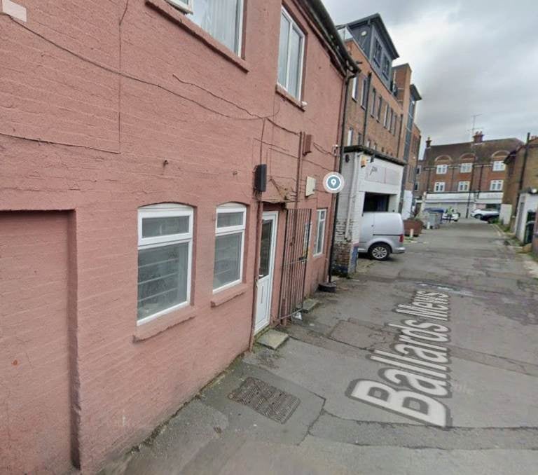 Flat Ballards Mews in Greater London