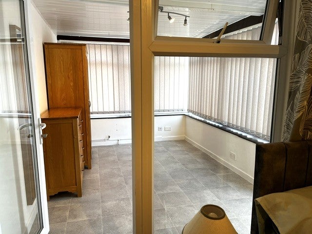 Room Beamish Road in Poole
