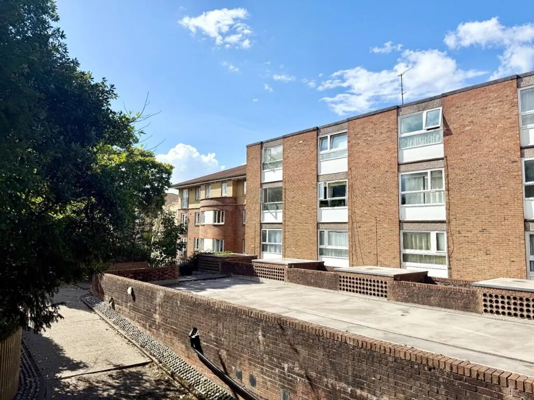 Flat Grange Road in Greater London