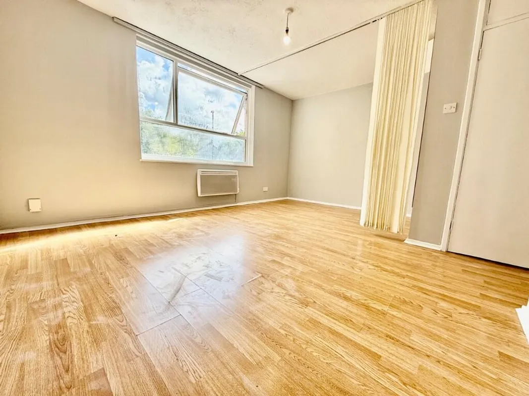 Flat Grange Road in Greater London