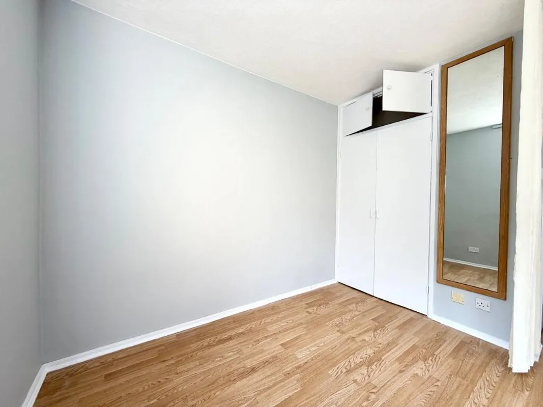 Flat Grange Road in Greater London
