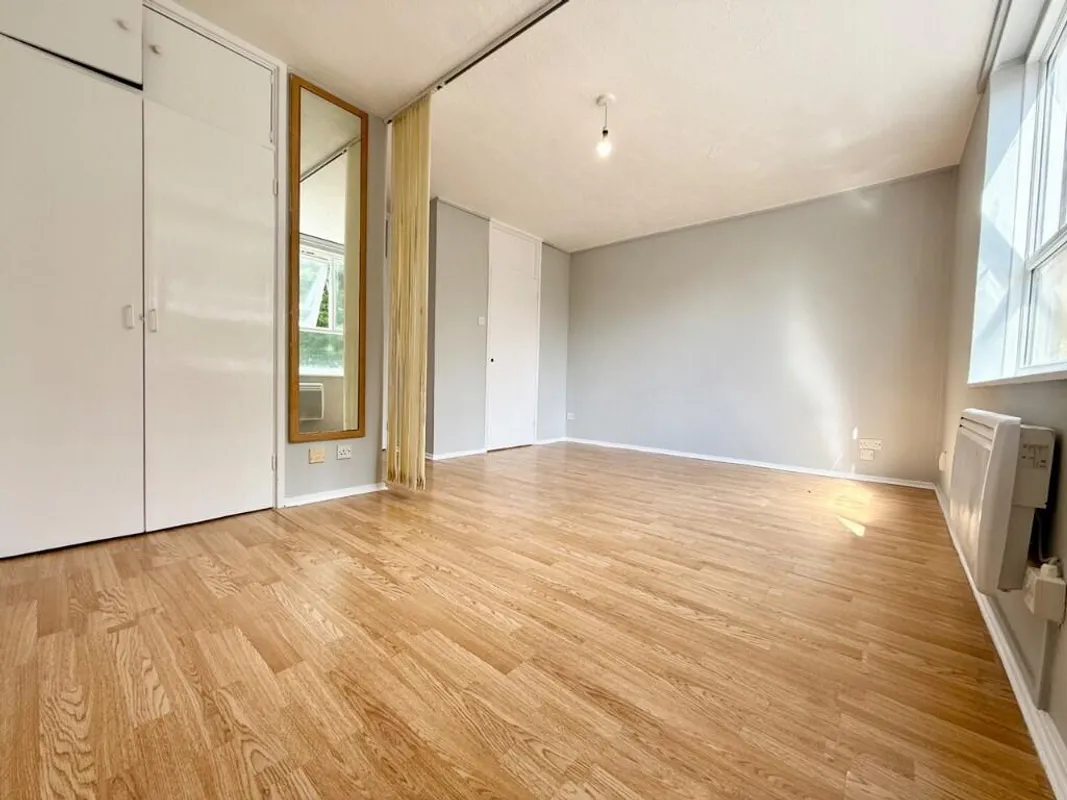 Flat Grange Road in Greater London