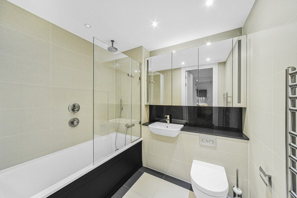 Flat Bridle Mews in Greater London