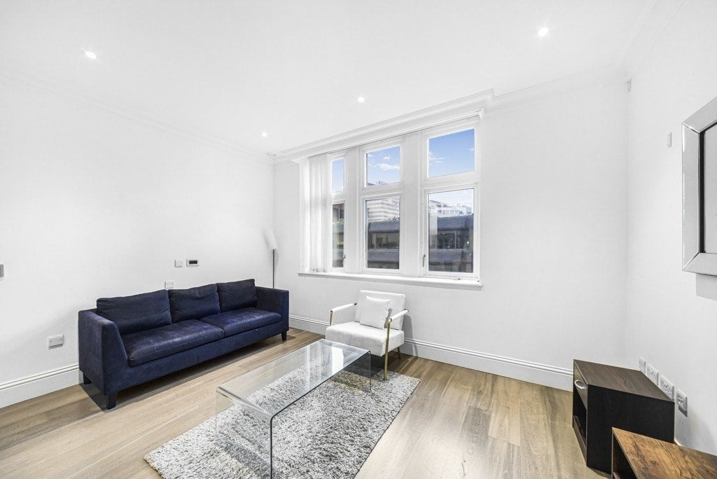 Flat Bridle Mews in Greater London
