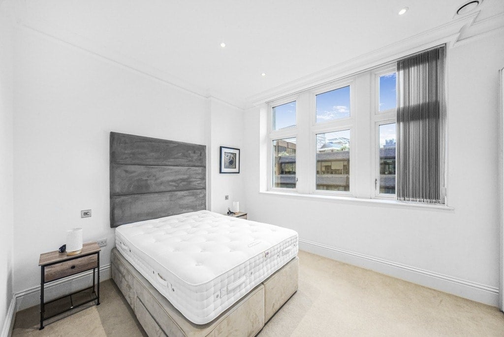 Flat Bridle Mews in Greater London