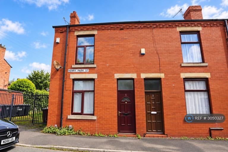 House Henry Park Street in Hindley
