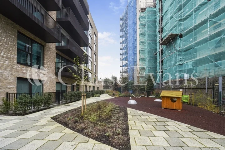 Flat Gordon Road in Greater London