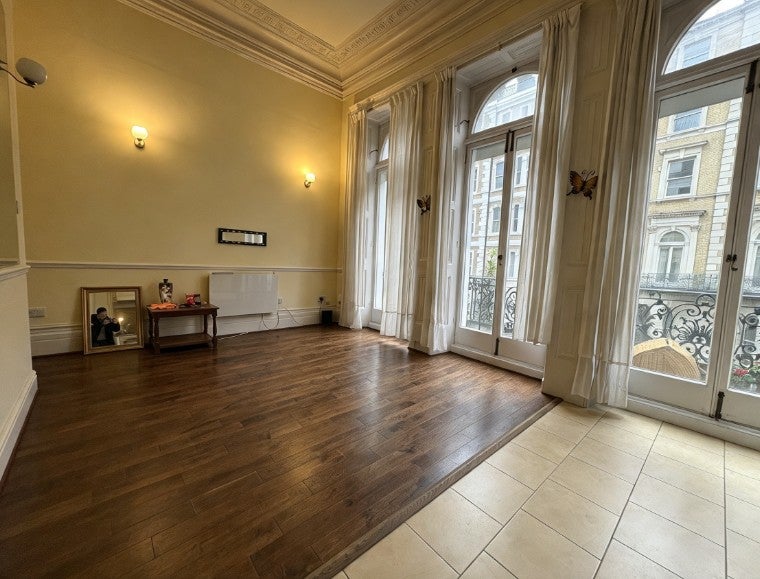 Flat De Vere Gardens in Greater London