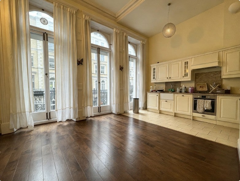 Flat De Vere Gardens in Greater London