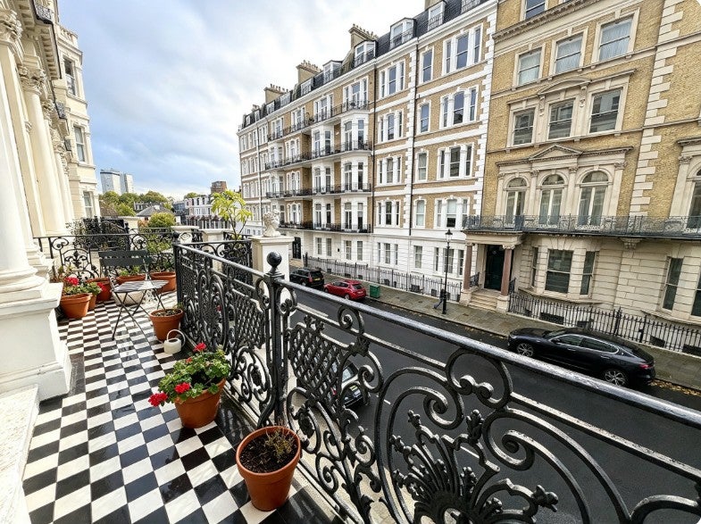 Flat De Vere Gardens in Greater London