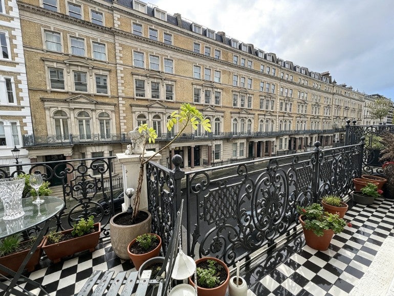 Flat De Vere Gardens in Greater London