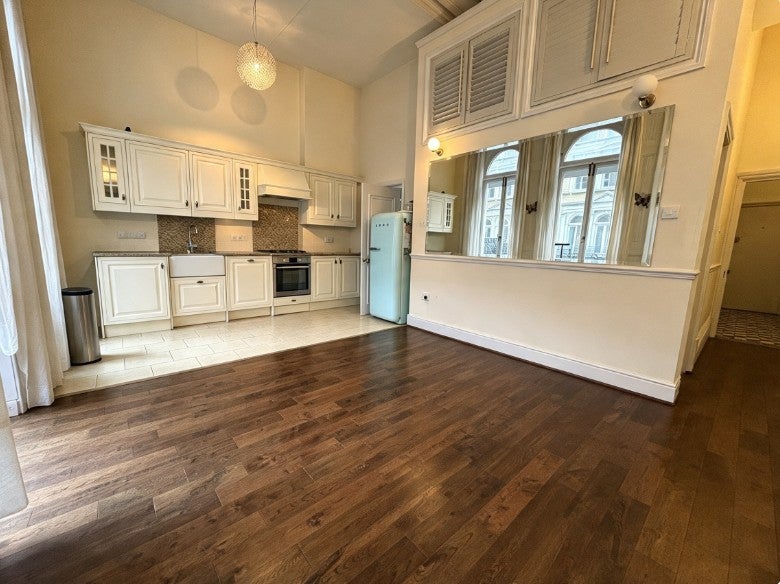 Flat De Vere Gardens in Greater London