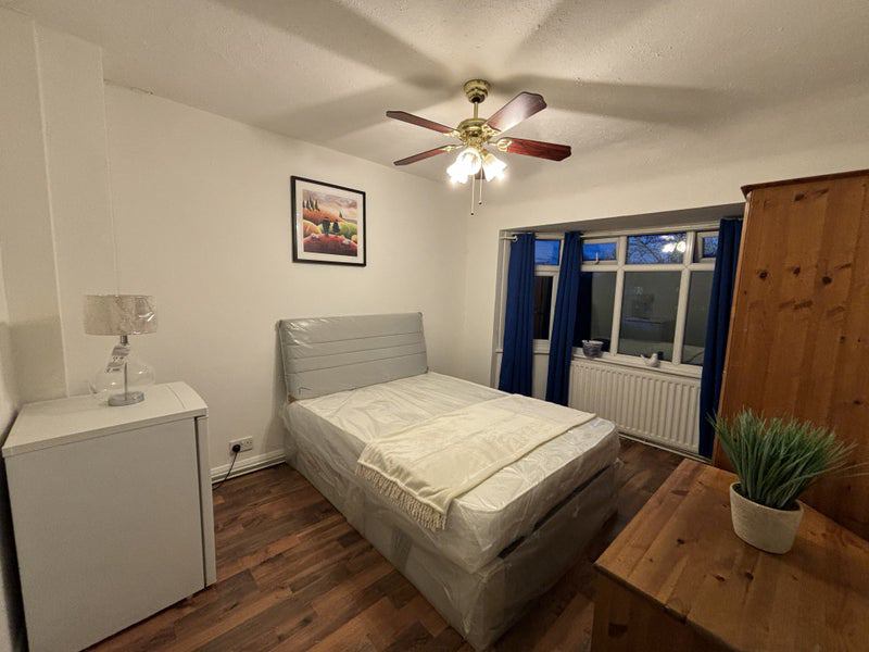 Room Tamworth Lane in Greater London
