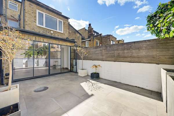 House Ashcombe Street in Greater London