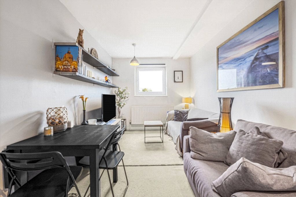 Flat Pendennis Road in Greater London