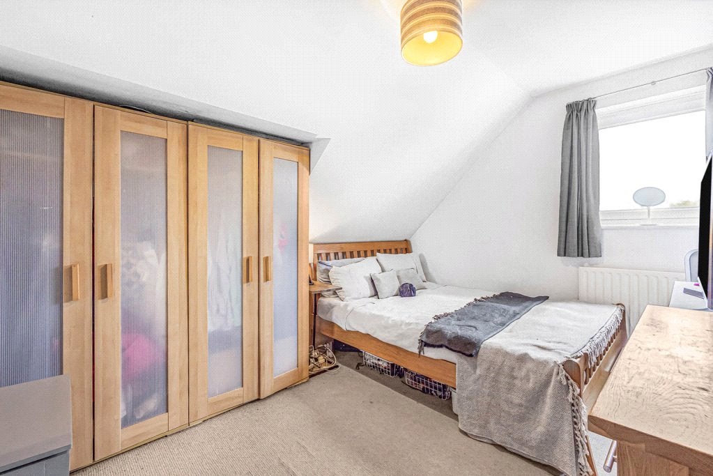 Flat Pendennis Road in Greater London