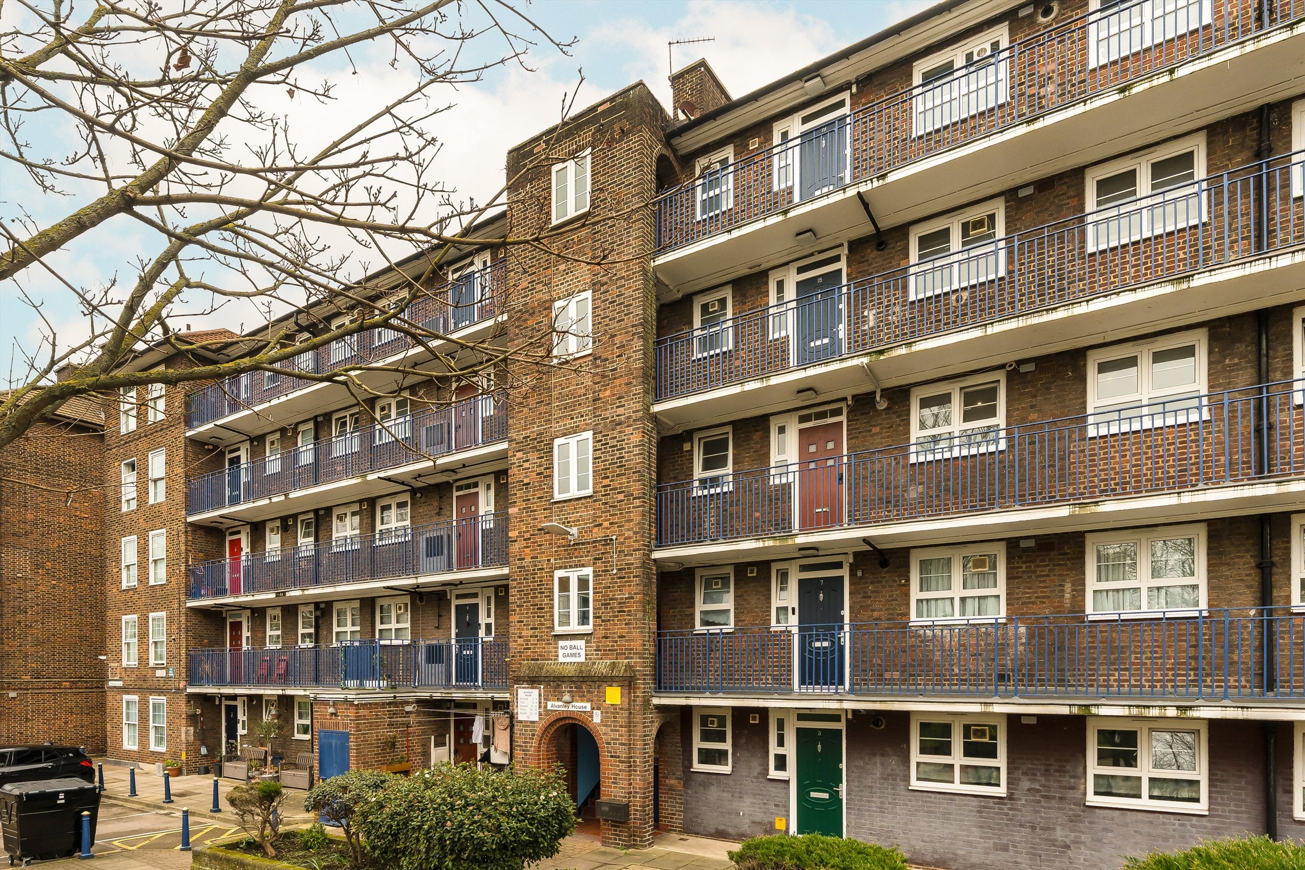 Flat Gosling Way in Greater London