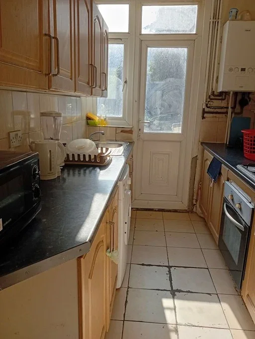 Room Basildon Road in Greater London