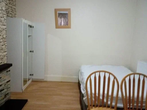 Room Basildon Road in Greater London