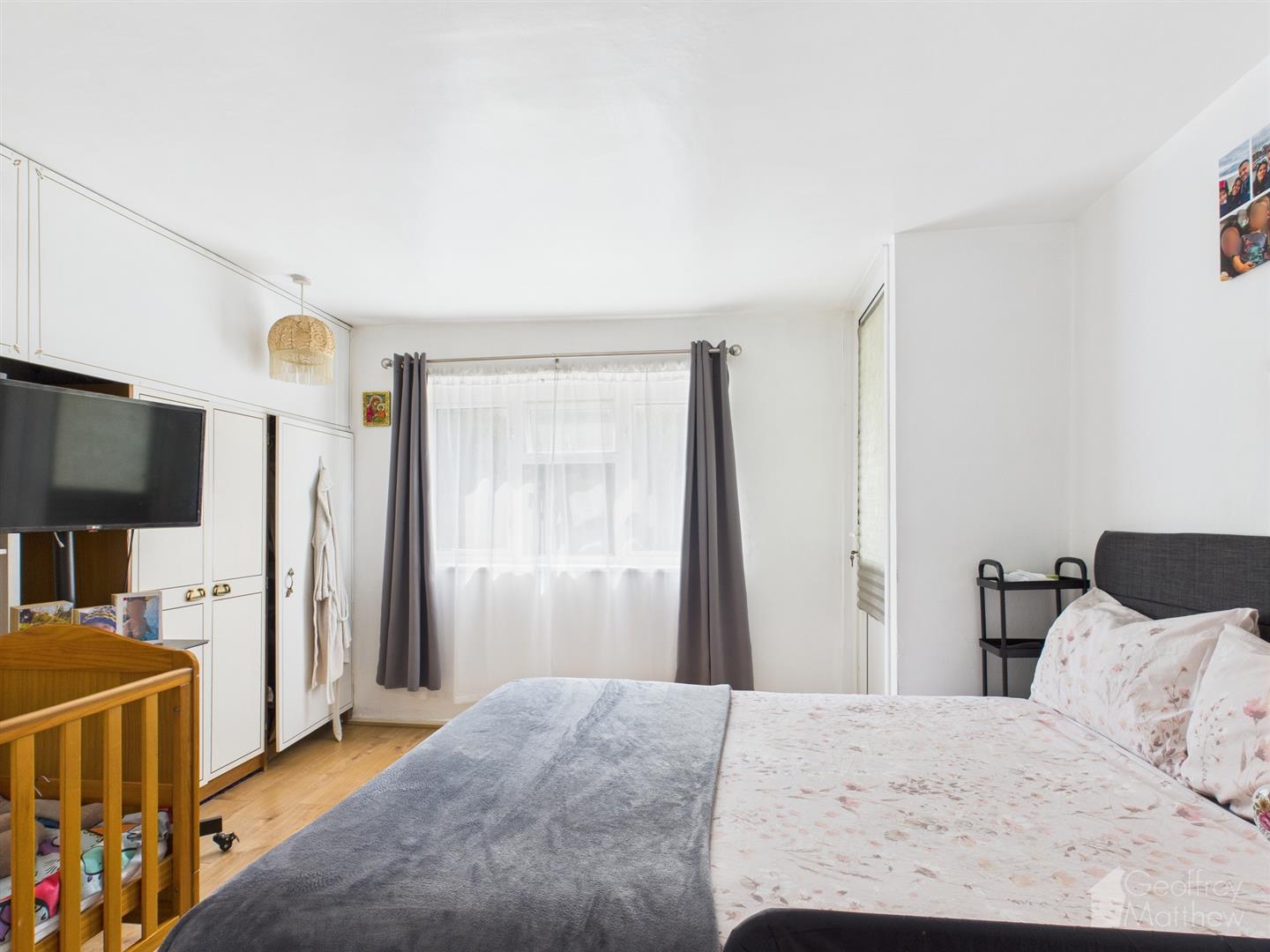 Flat Ladyshot in Harlow