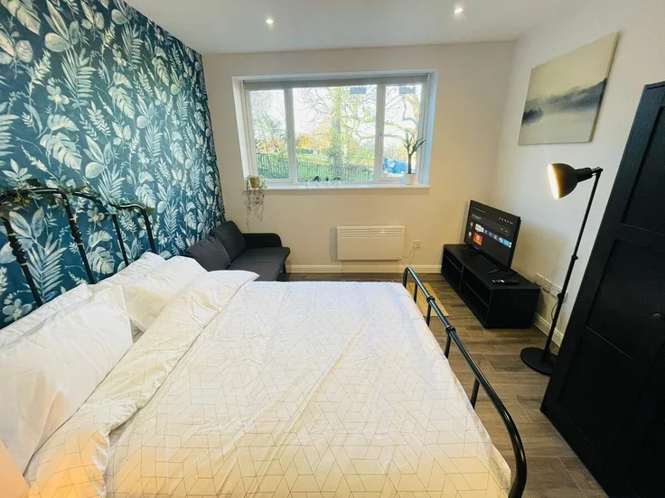 Flat Hawkwood Mount in Greater London