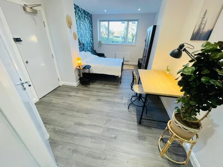 Flat Hawkwood Mount in Greater London