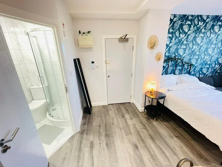 Flat Hawkwood Mount in Greater London