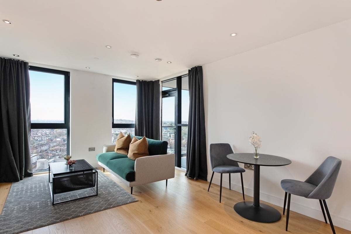 Flat Curtis Lane in Greater London