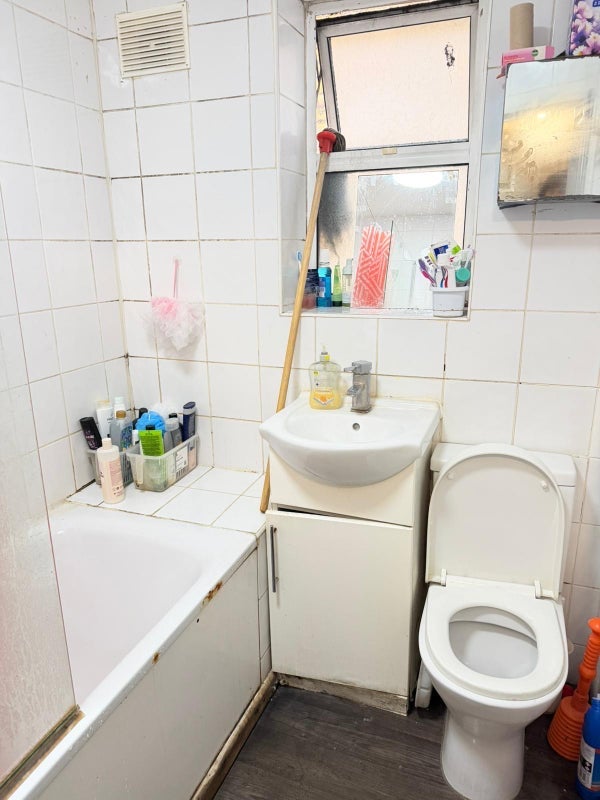 Room Heigham Road in Greater London
