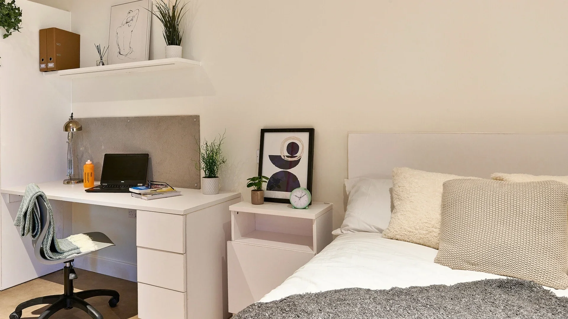 Room Spa Road in Greater London