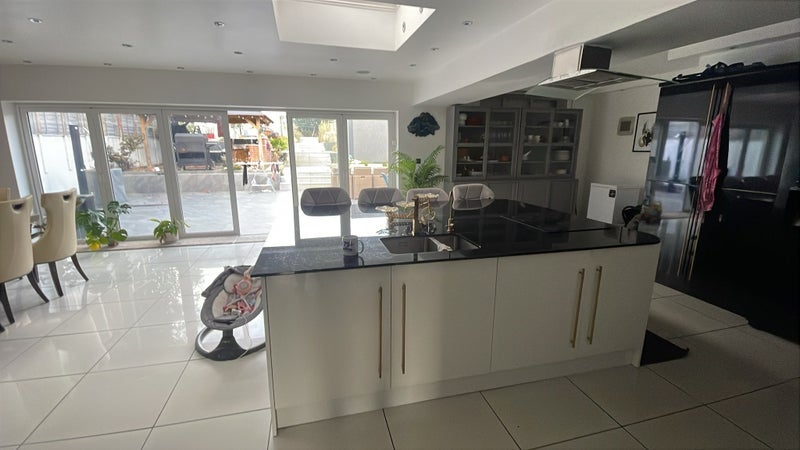 Room Nuthall Road in Nottingham